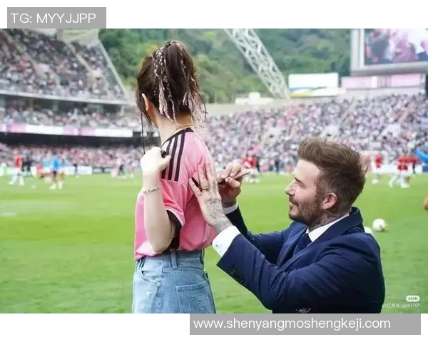 足球明星与可爱女孩的亲密合照展现青春活力与运动魅力 足球明星与可爱女孩的亲密合照展现青春活力与运动魅力