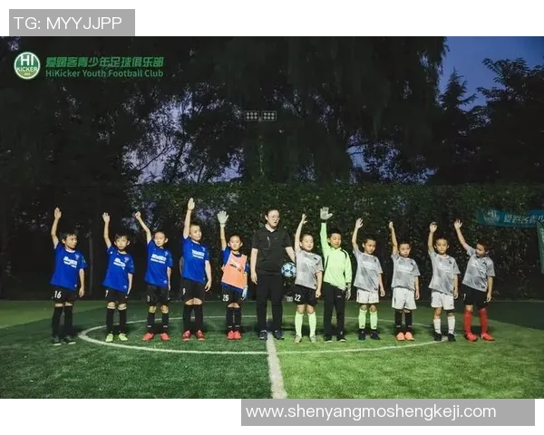 足球明星在草地上的精彩滑行瞬间集锦回顾与分析